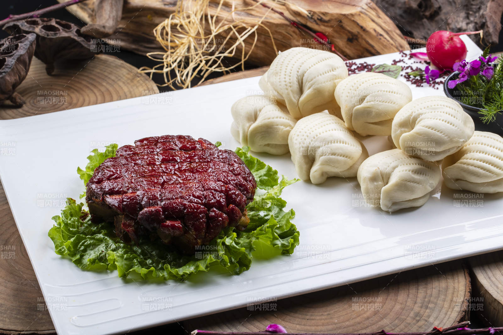 长方形瓷盘装的花馍夹酱肉摆放在樟木砧板上图片