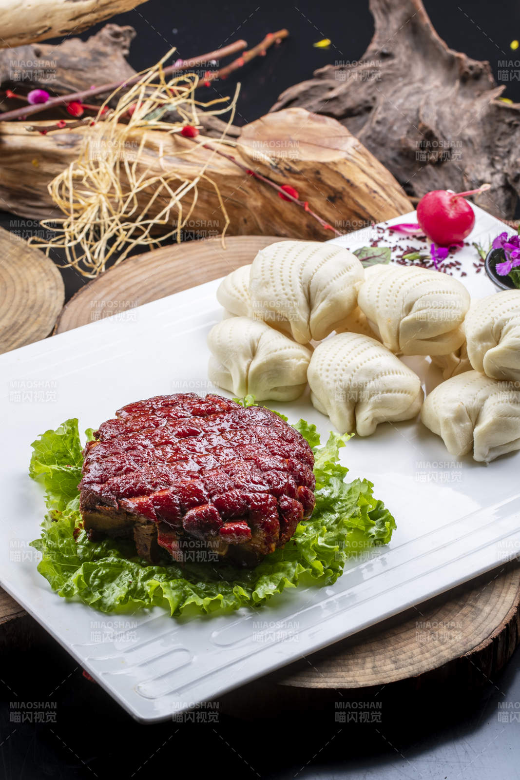 长方形瓷盘装的花馍夹酱肉摆放在樟木砧板上图片