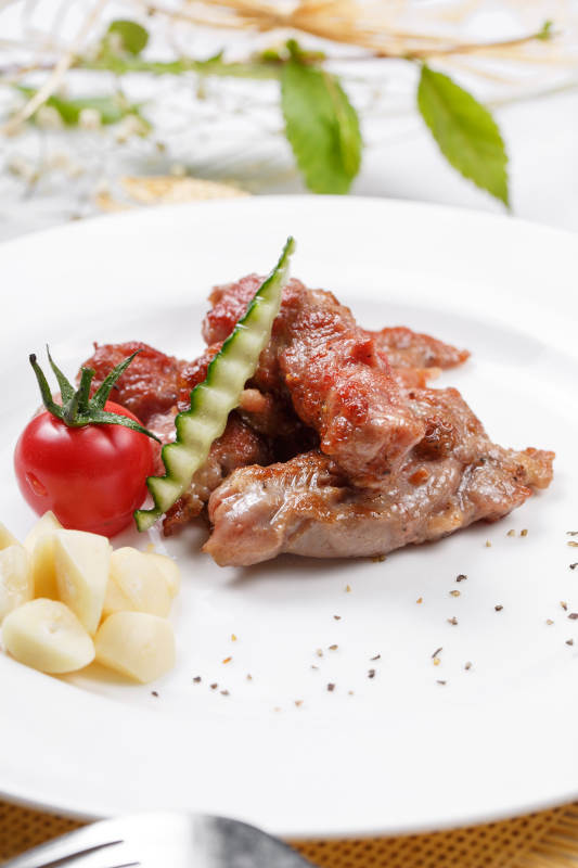 铁板澳洲腹肉牛排摆放在草垫上图片