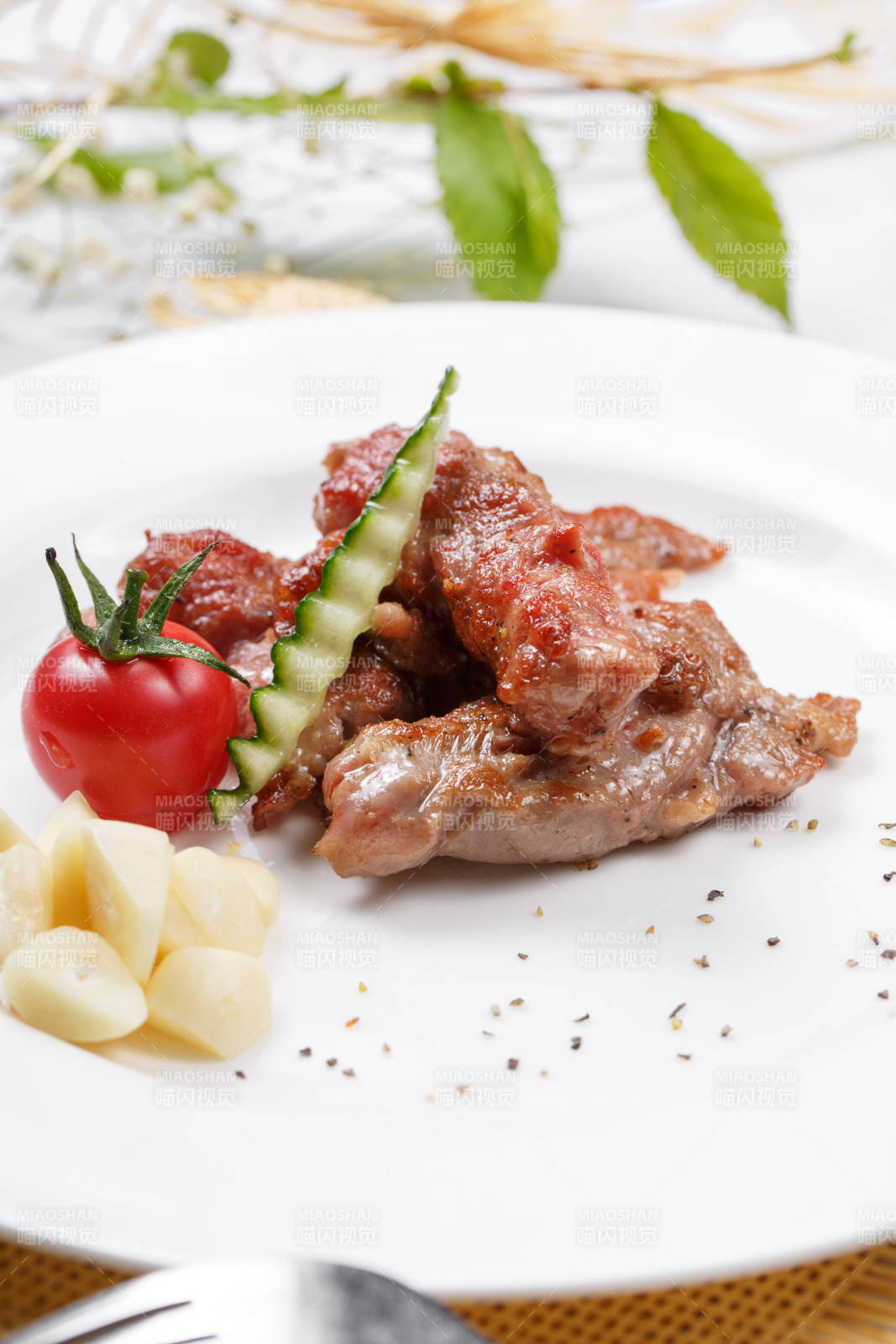 铁板澳洲腹肉牛排摆放在草垫上图片