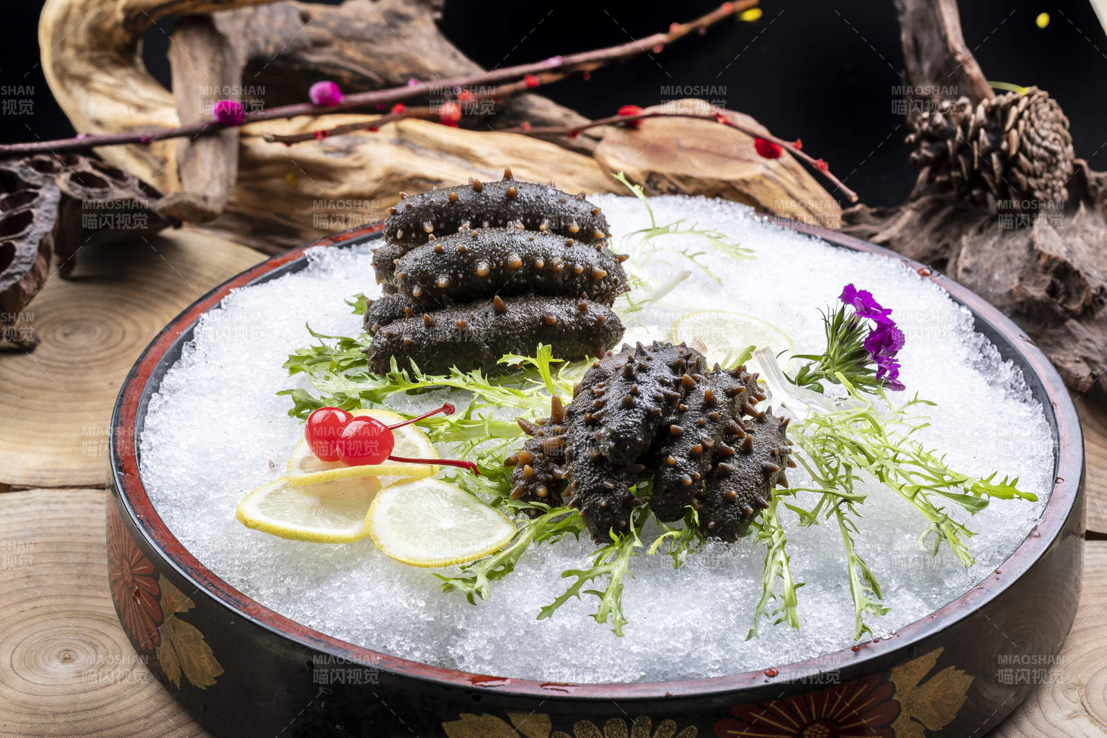 梅花参刺身摆放在樟木砧板上图片