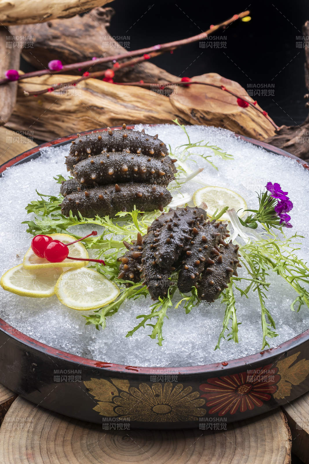 梅花参刺身摆放在樟木砧板上图片