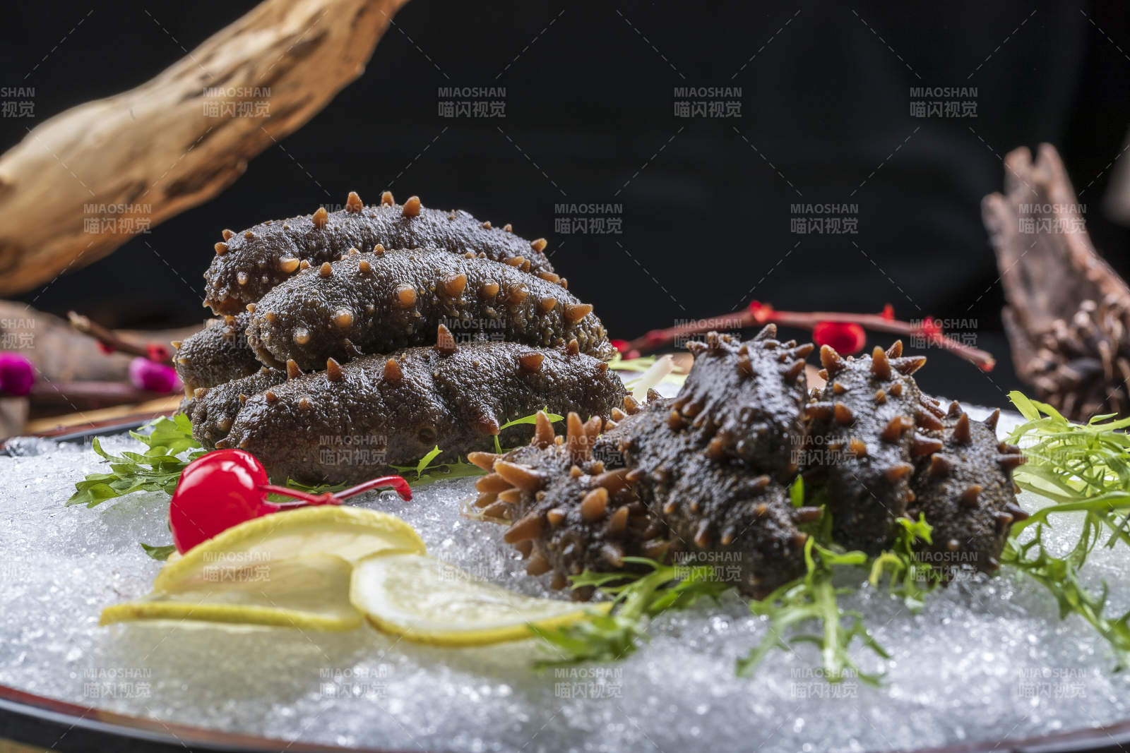 梅花参刺身摆放在樟木砧板上图片