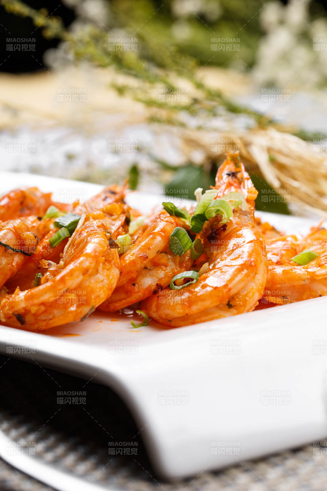 铁板开背南美虾摆放在餐垫上图片