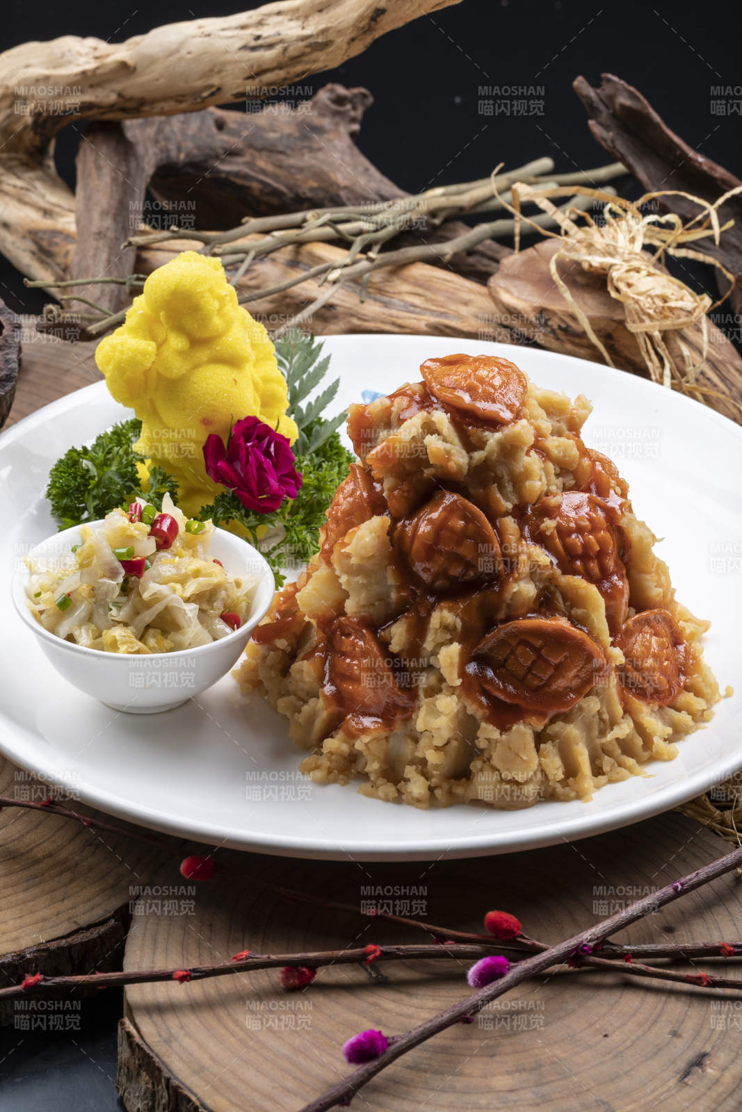 白色圆盘装的土豆焖鲍鱼摆放在樟木砧板上图片