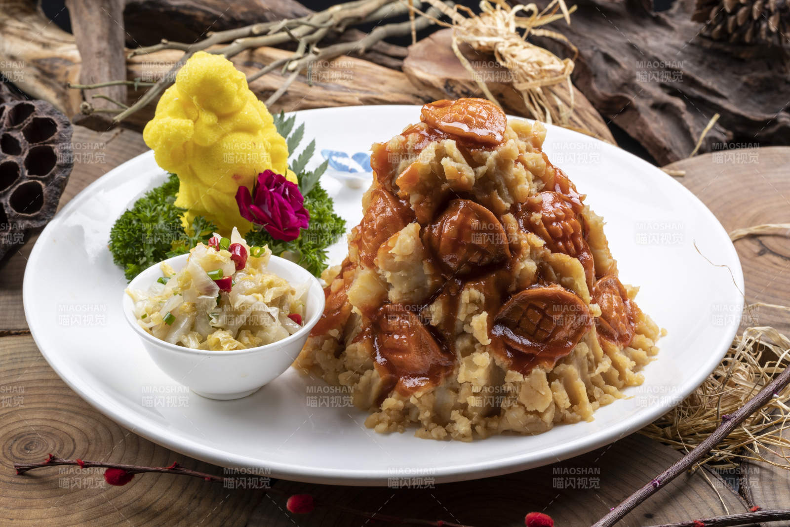 白色圆盘装的土豆焖鲍鱼摆放在樟木砧板上图片