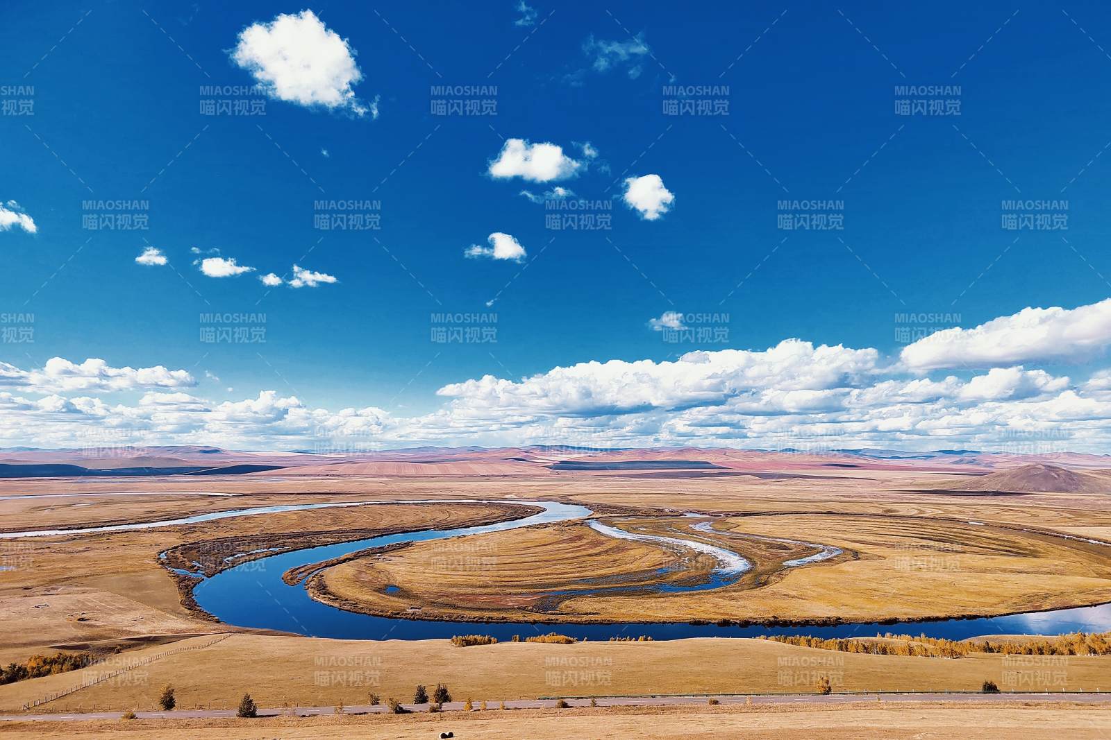 草原上的蜿蜒河流图片