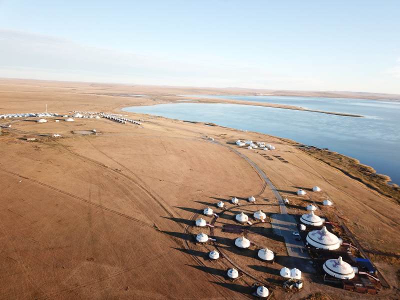 湖畔蒙古包群落图片