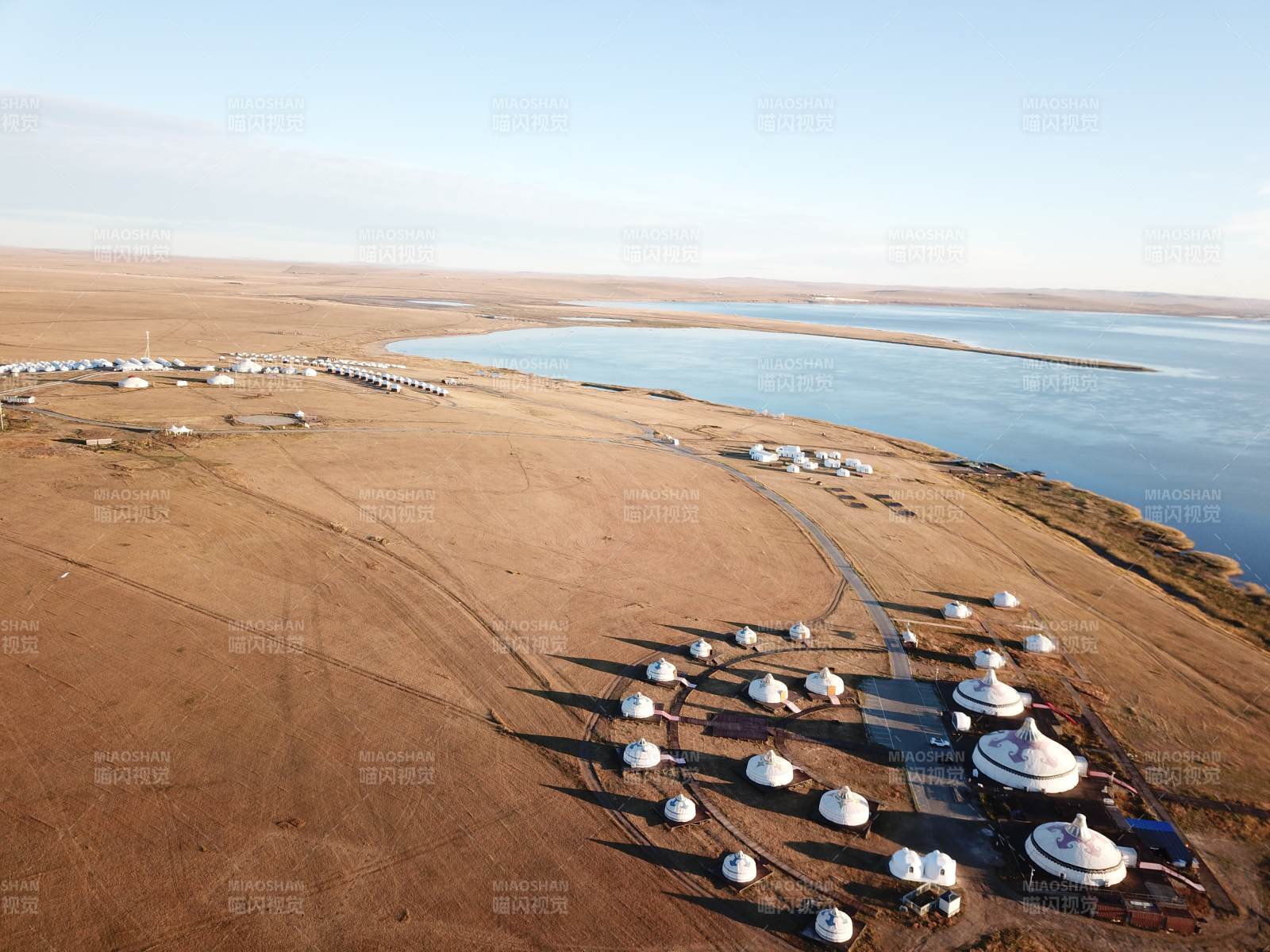 湖畔蒙古包群落图片