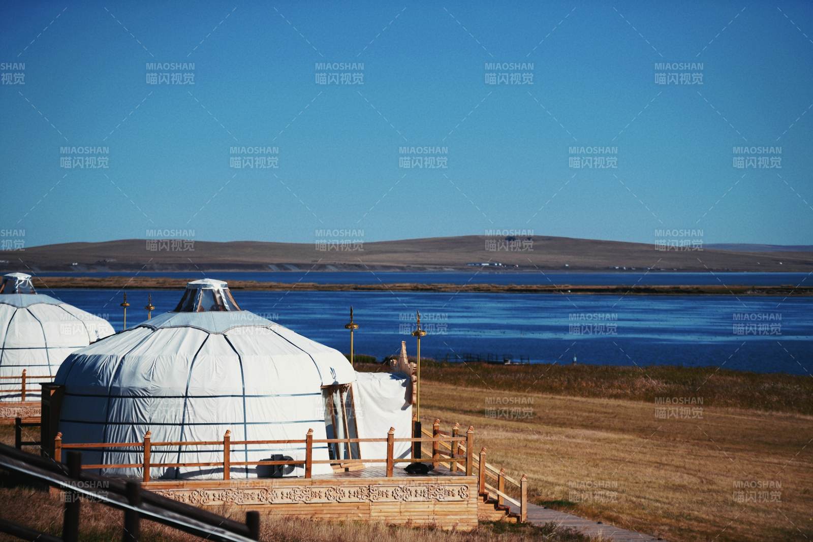 草原湖畔的蒙古包图片