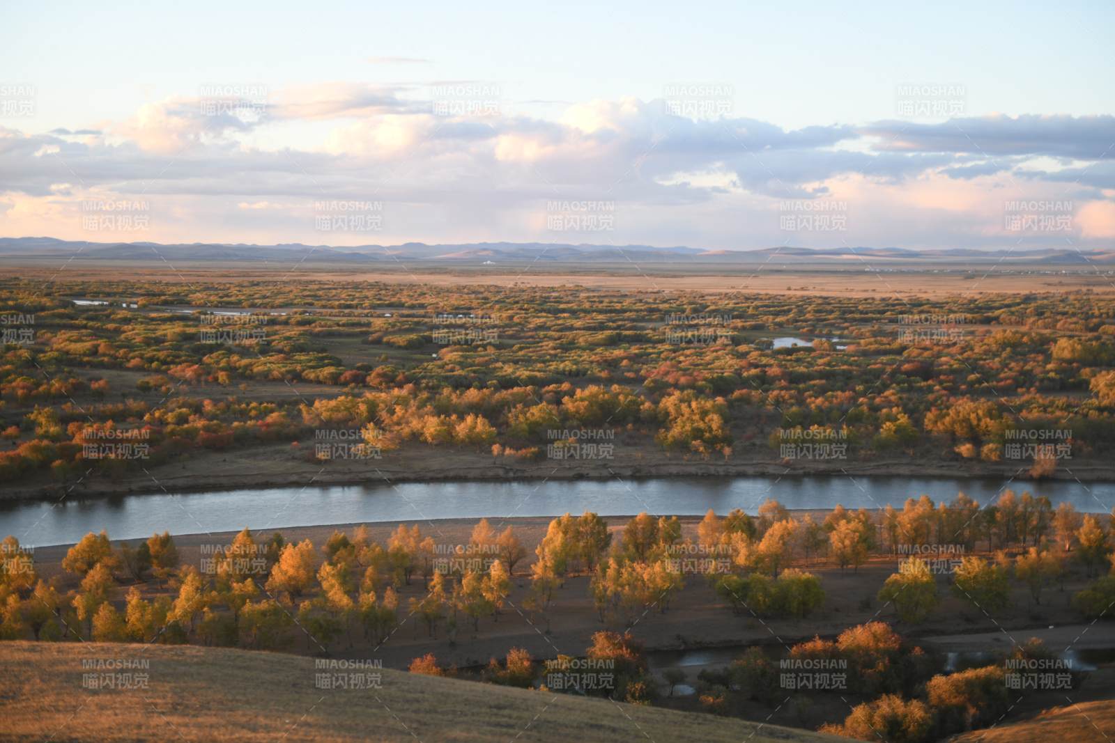 秋日河谷风光图片