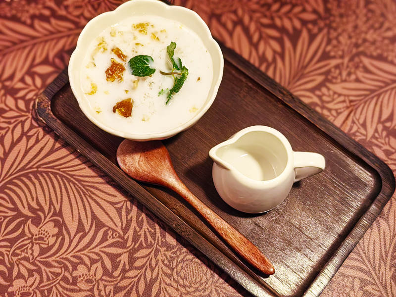 香浓奶油汤配小壶图片