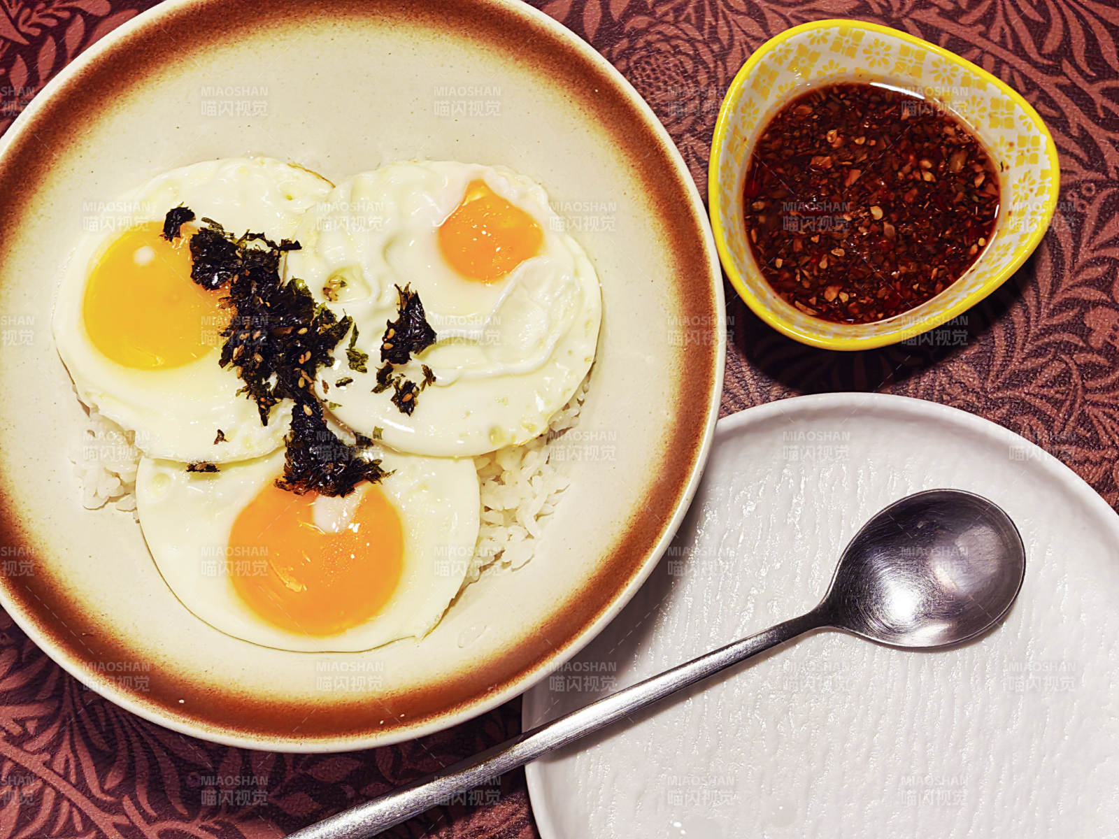 日式煎蛋饭配酱料图片
