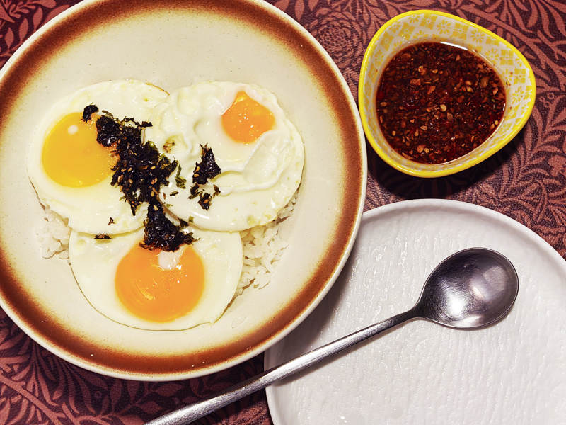 日式煎蛋饭配酱料图片