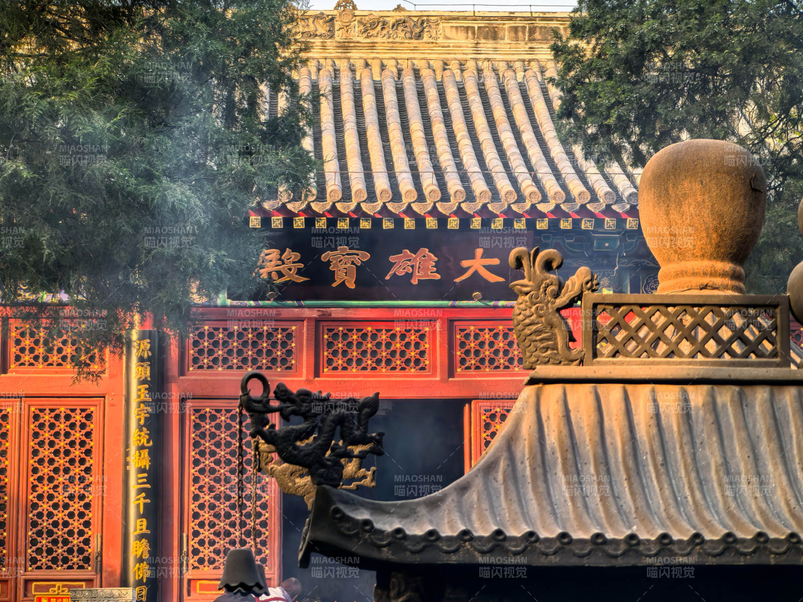 法源寺大雄宝殿前香烟袅袅图片