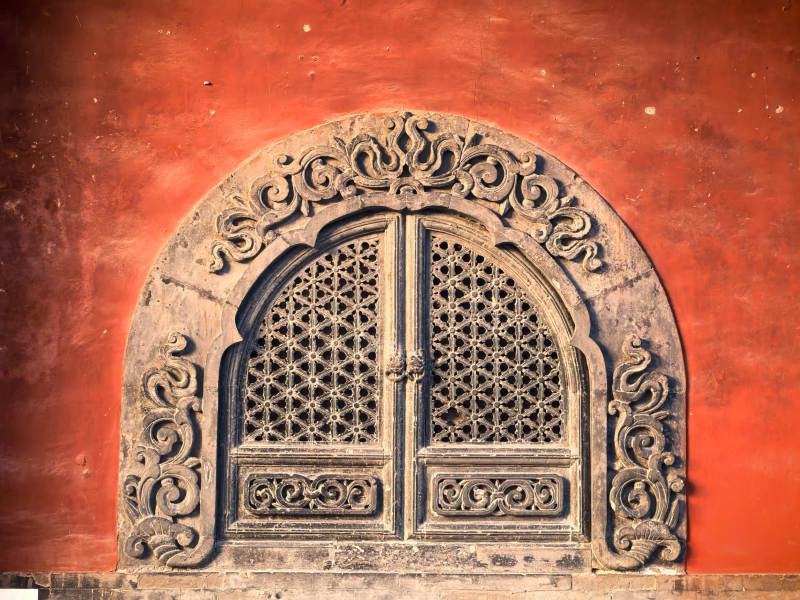 法源寺雕花拱门红墙影图片