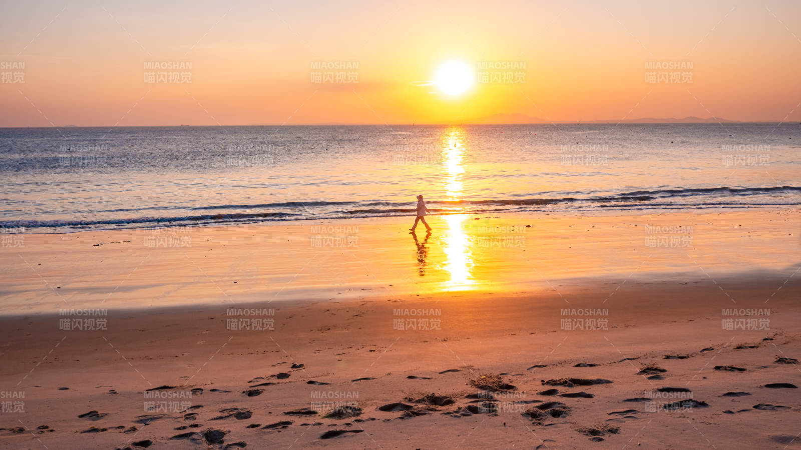 泉州的夕阳下的海滩剪影图片