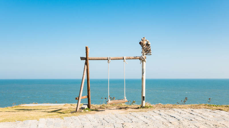 泉州的海边秋千静景图片