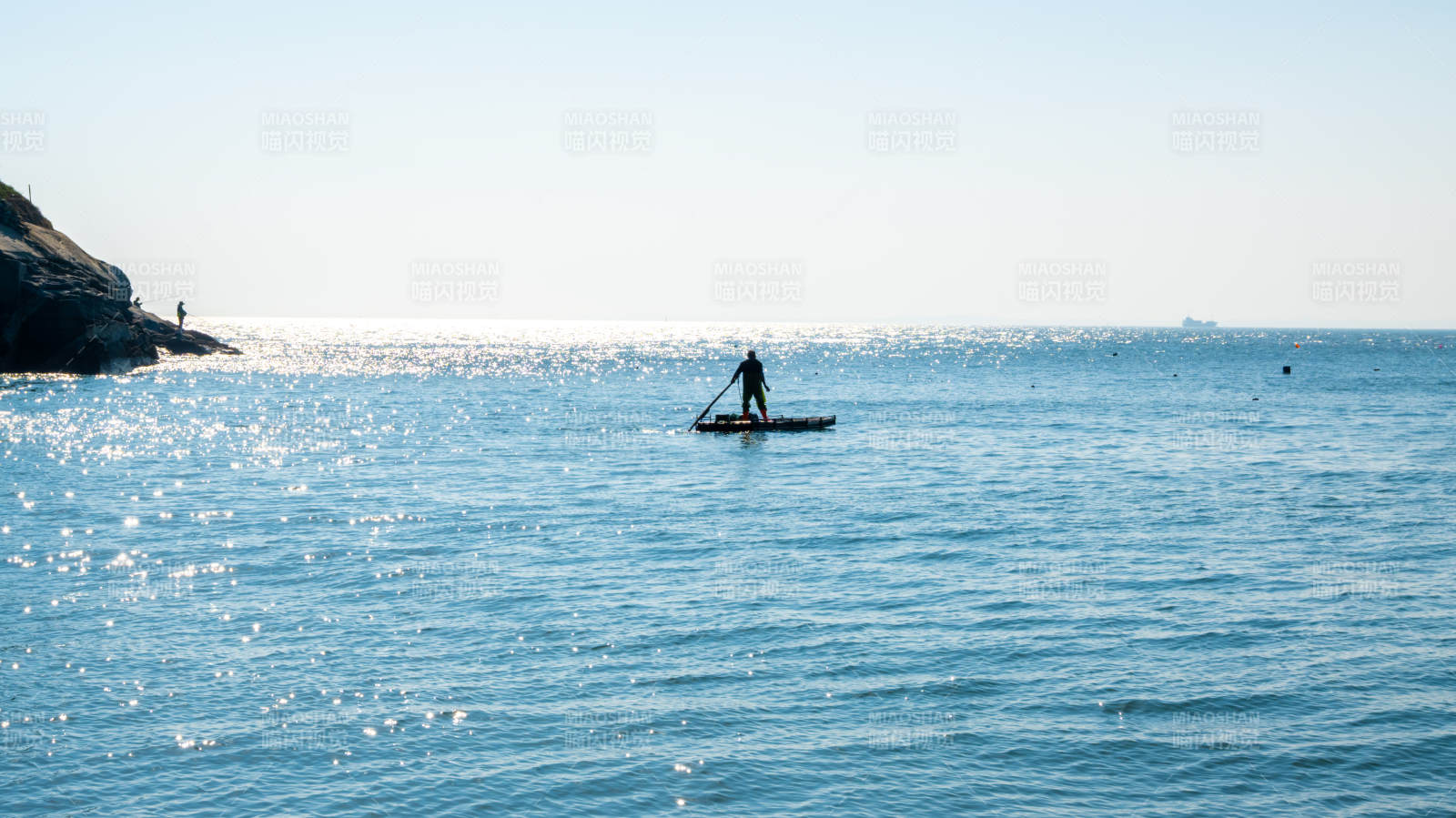 泉州的海上划桨人图片