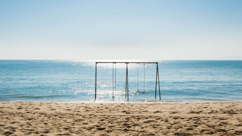 泉州的海边秋千静谧景图片