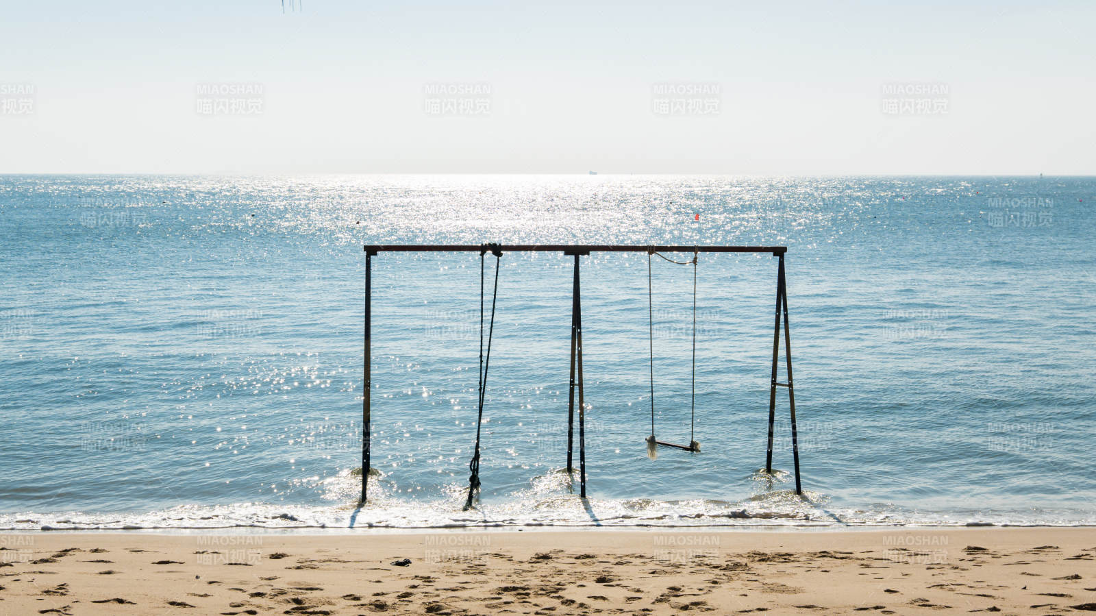 泉州的海边的秋千图片
