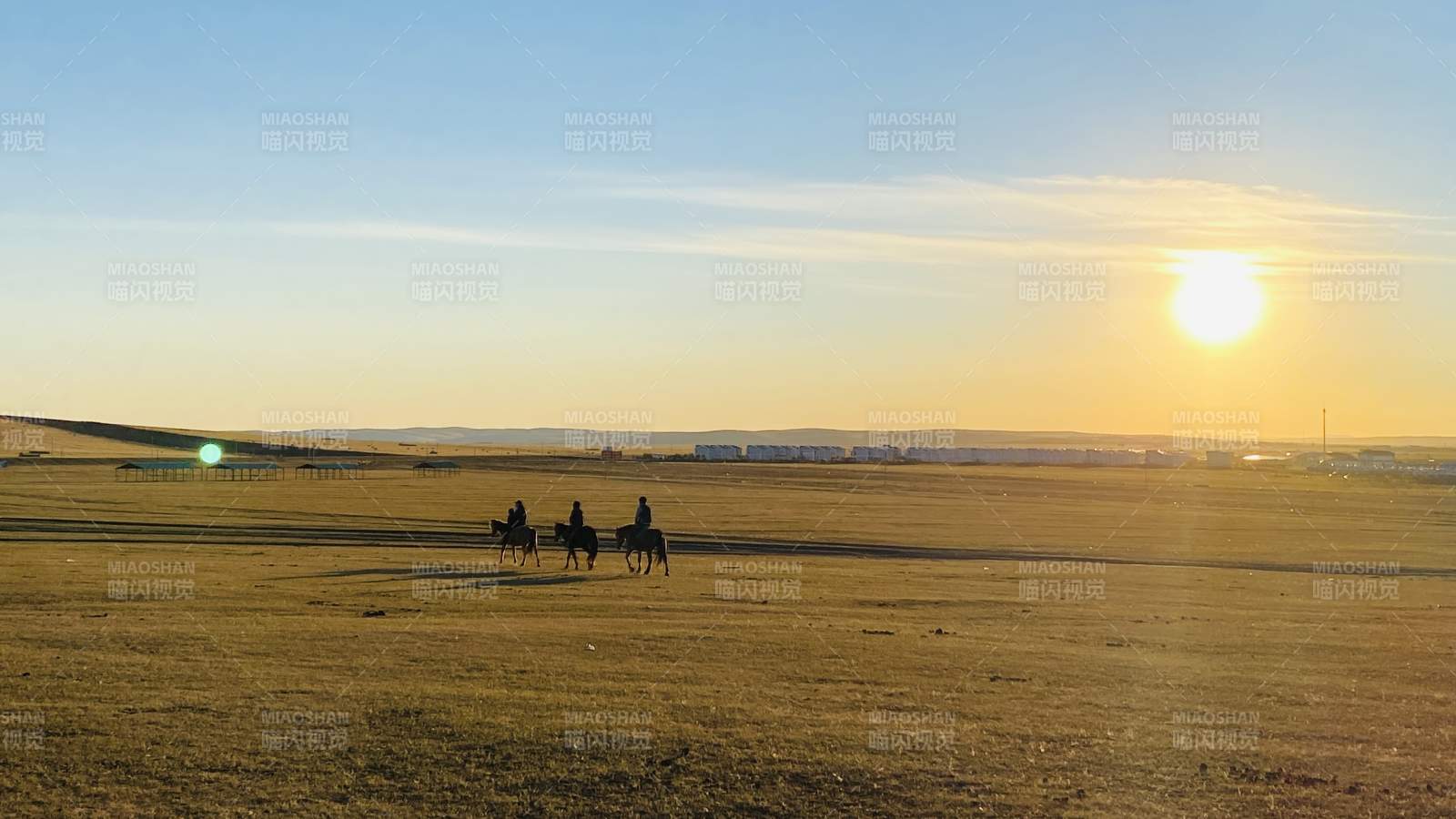 呼伦贝尔草原日落骑马图图片