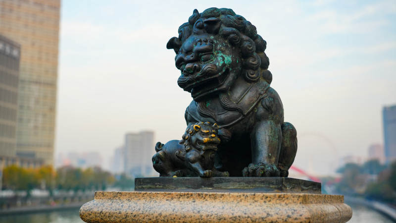 天津狮子桥铜狮守望城市天际图片