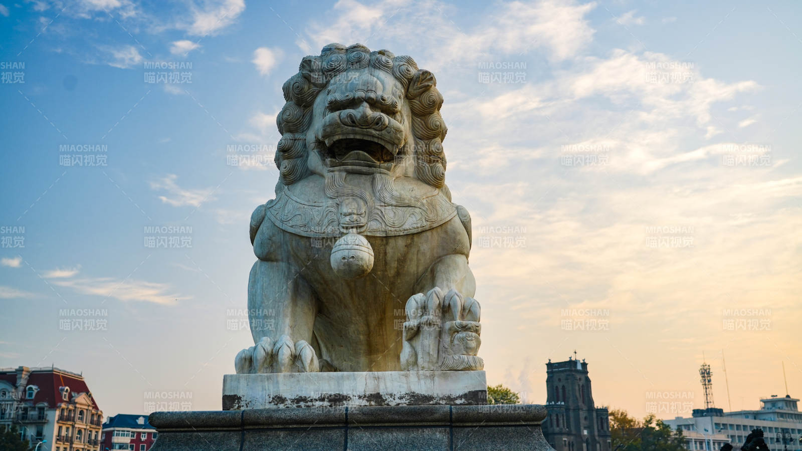 天津狮子桥石狮守望城市天际图片