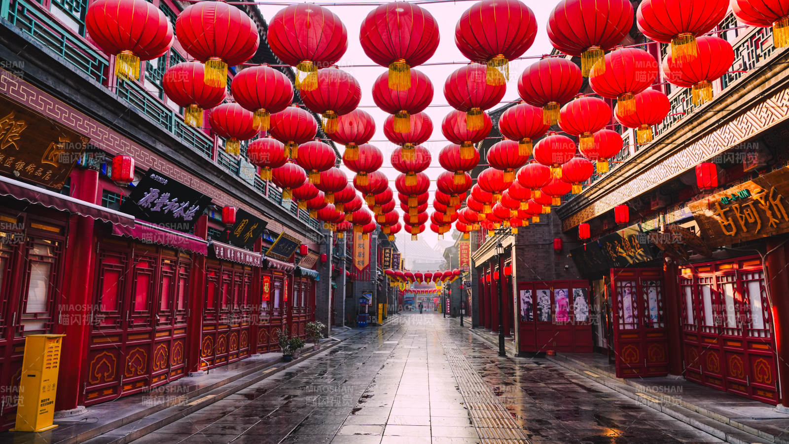 天津文化街红灯笼映古街图片