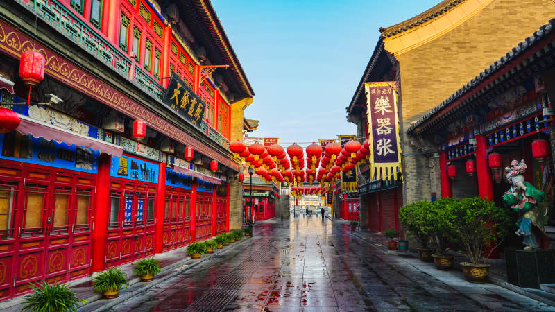 天津文化街古街雨后红灯映图片
