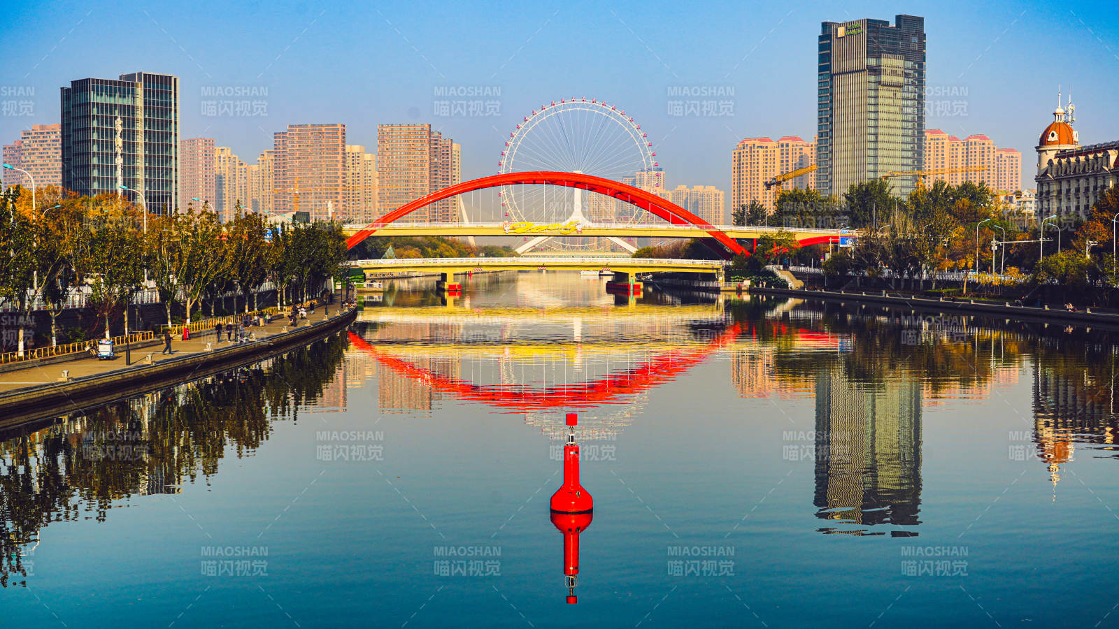 天津城市河景倒影图片