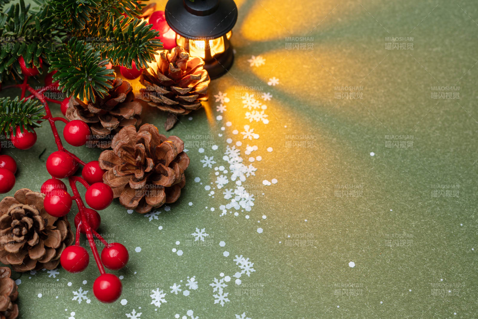 圣诞松果与红果装饰背景图片