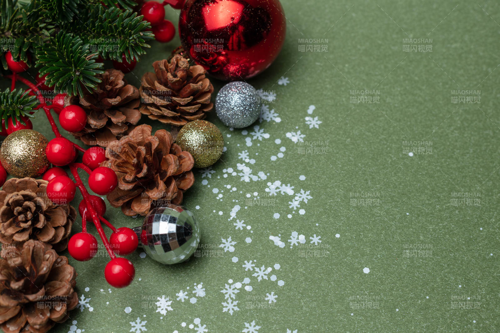 圣诞装饰松果静物图片