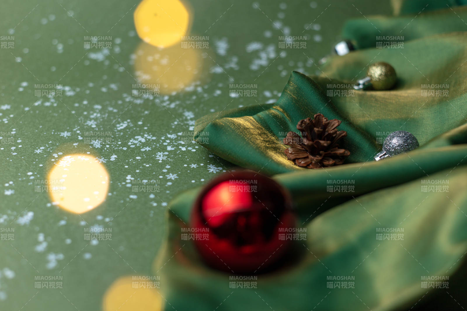 圣诞绸缎装饰特写图片