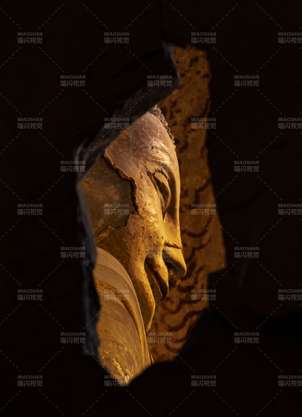 破碎面具的凝视-北响堂山图片