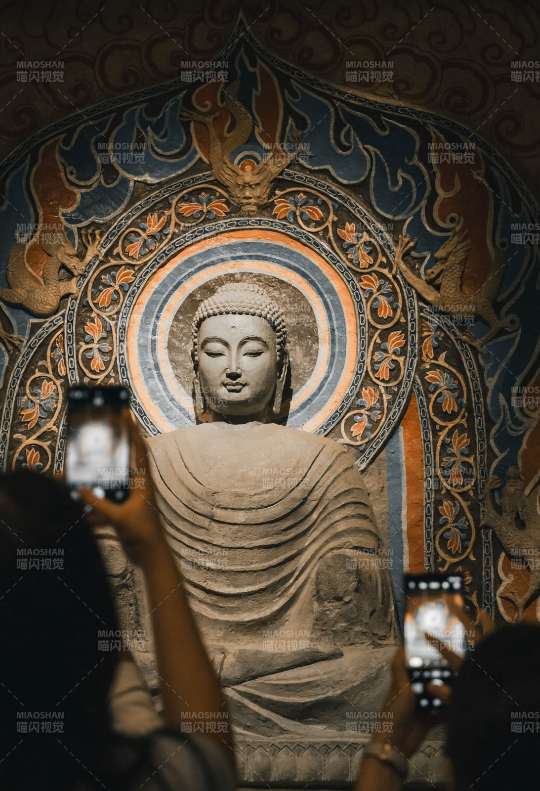 佛像前的虔诚瞬间-北响堂山图片