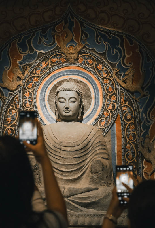 佛像前的虔诚瞬间-北响堂山图片