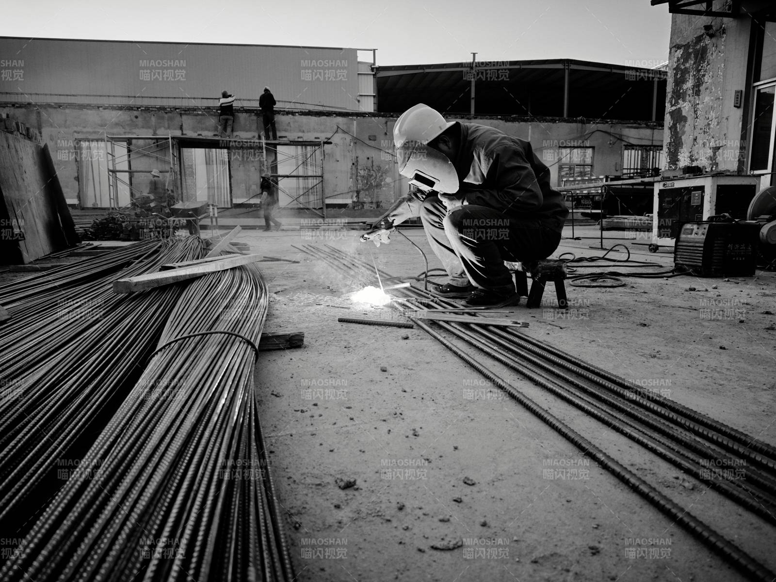 焊工在工地作业图片