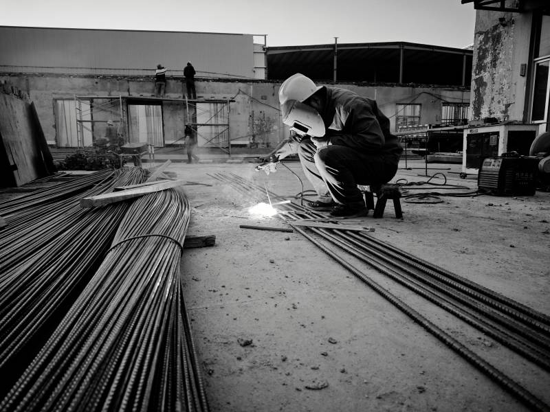 焊工在工地作业图片