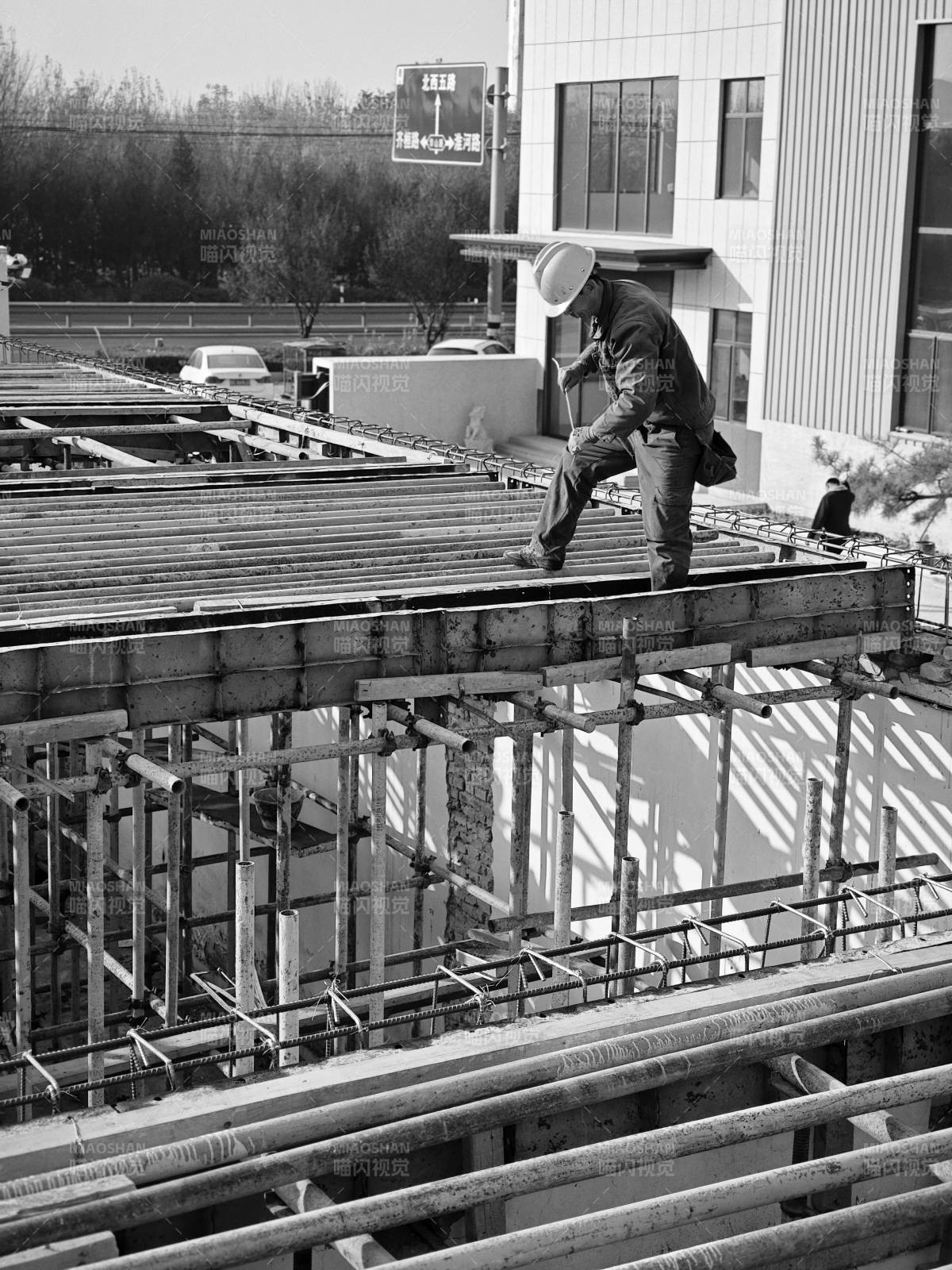 工人在高空作业图片