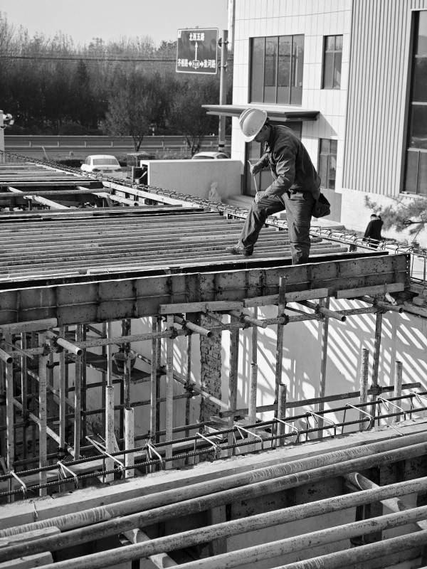 工人在高空作业图片