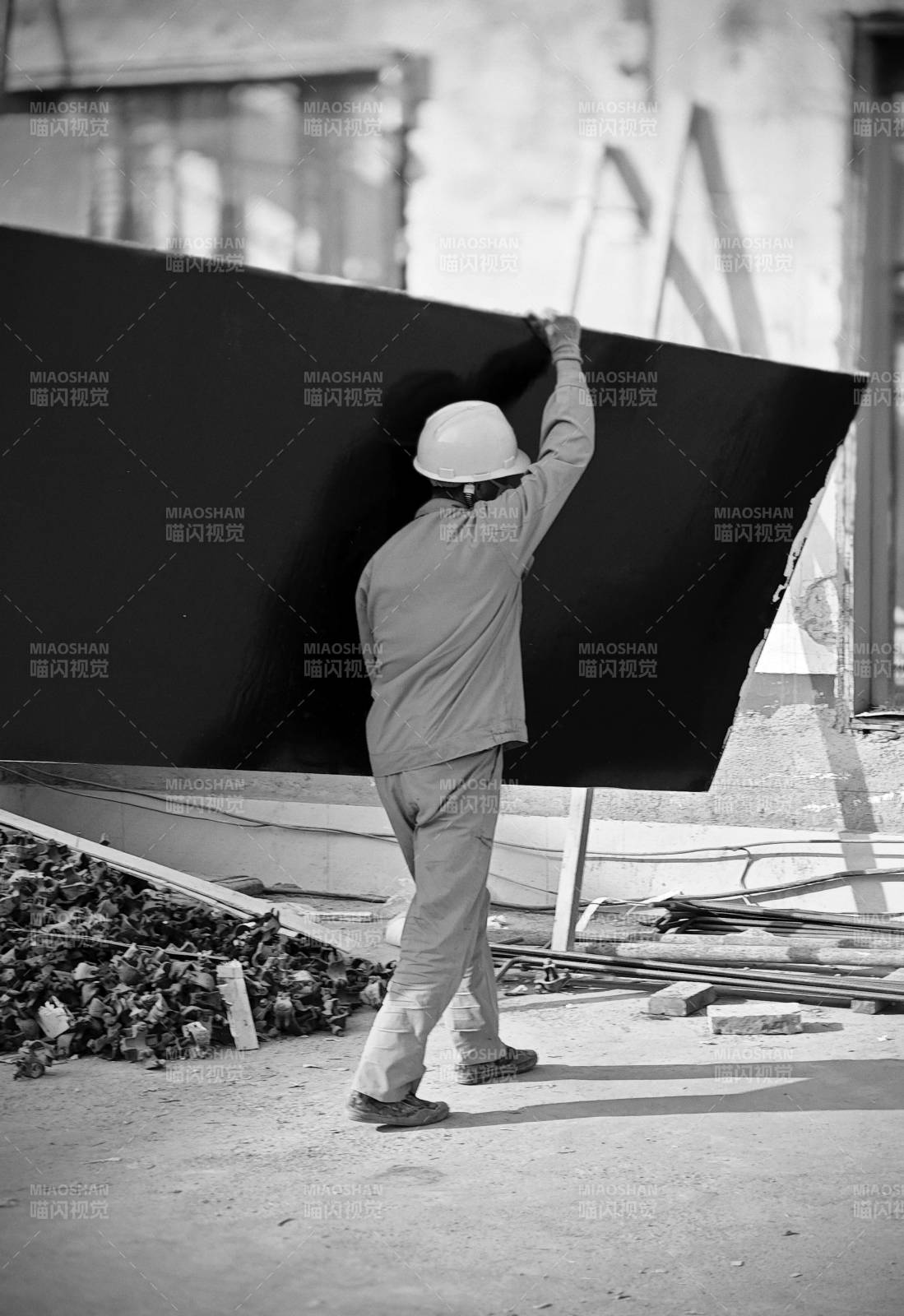 工人搬运大型板材图片
