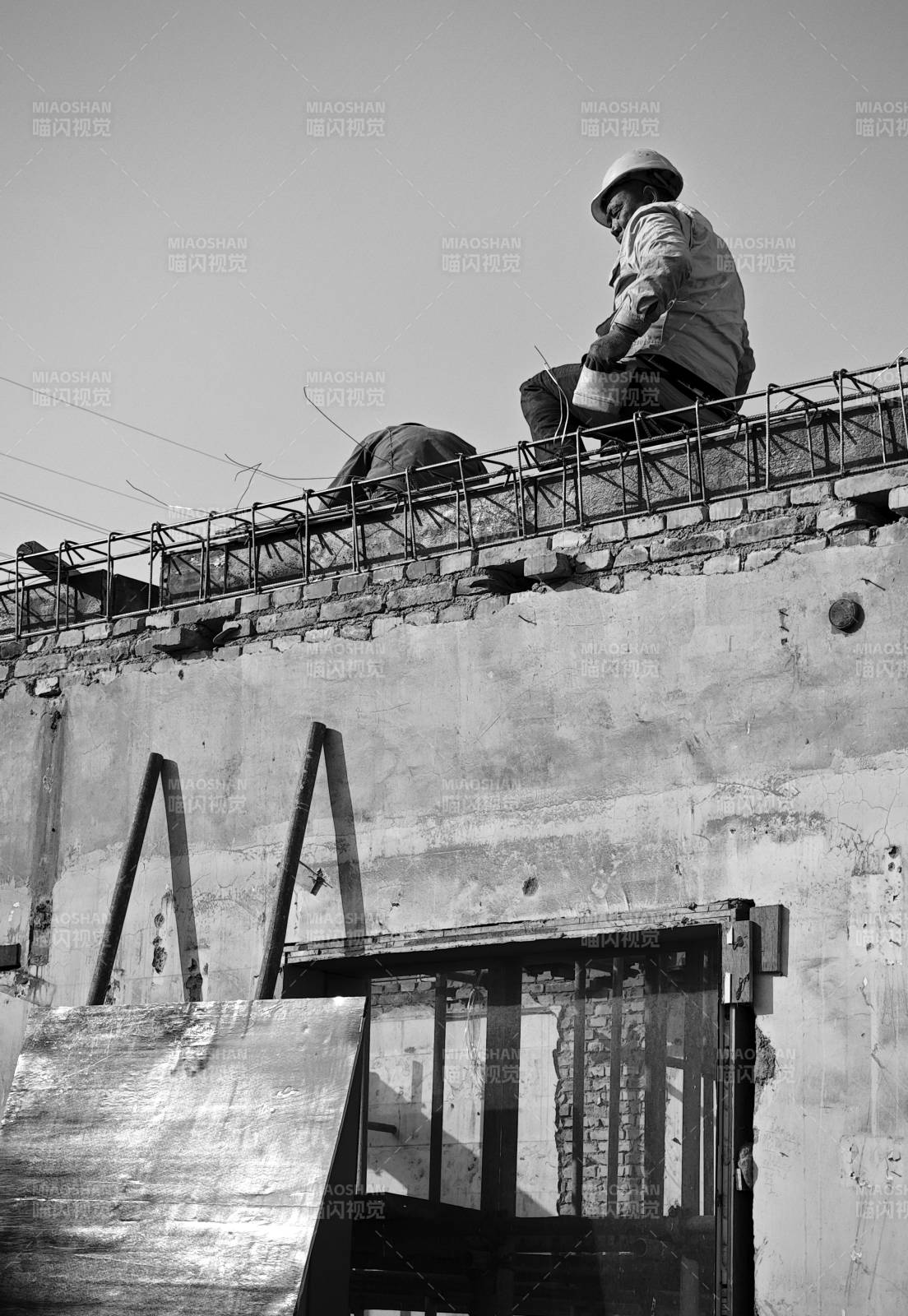 屋顶上的工人图片