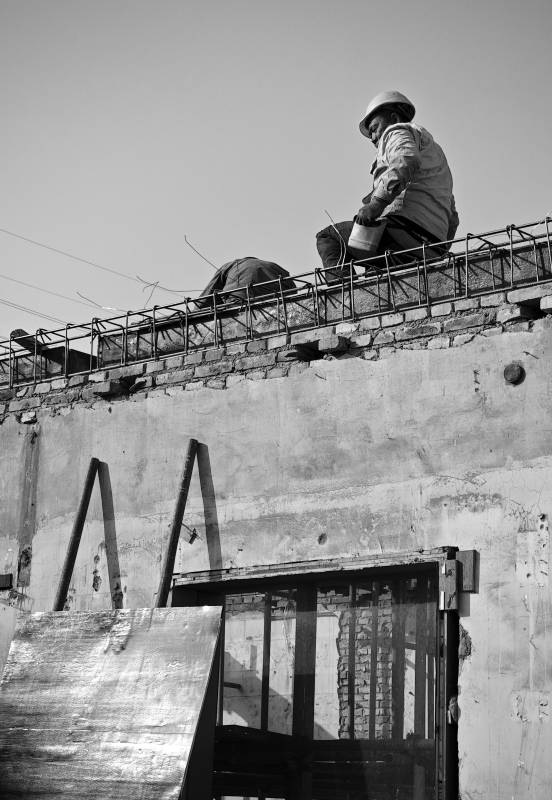 屋顶上的工人图片