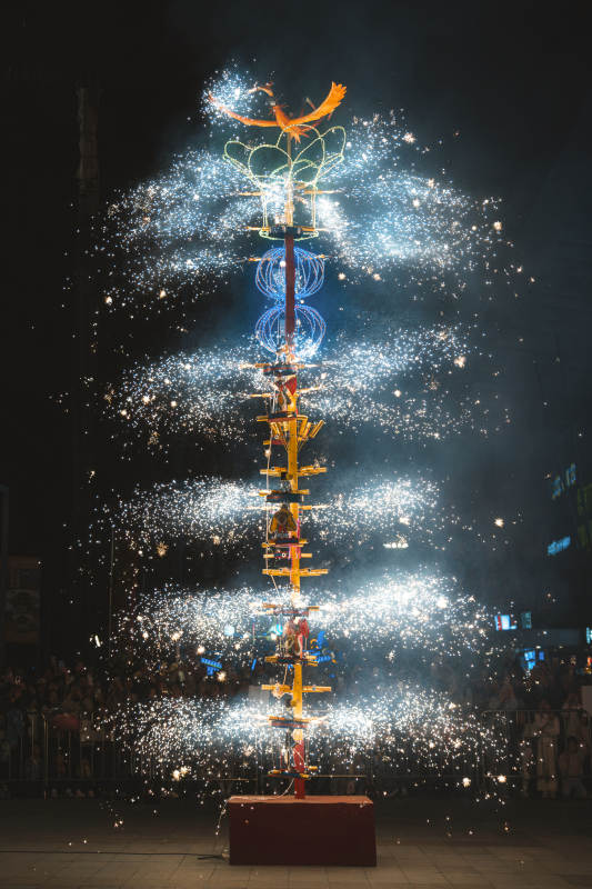 烟花塔绽放夜空图片