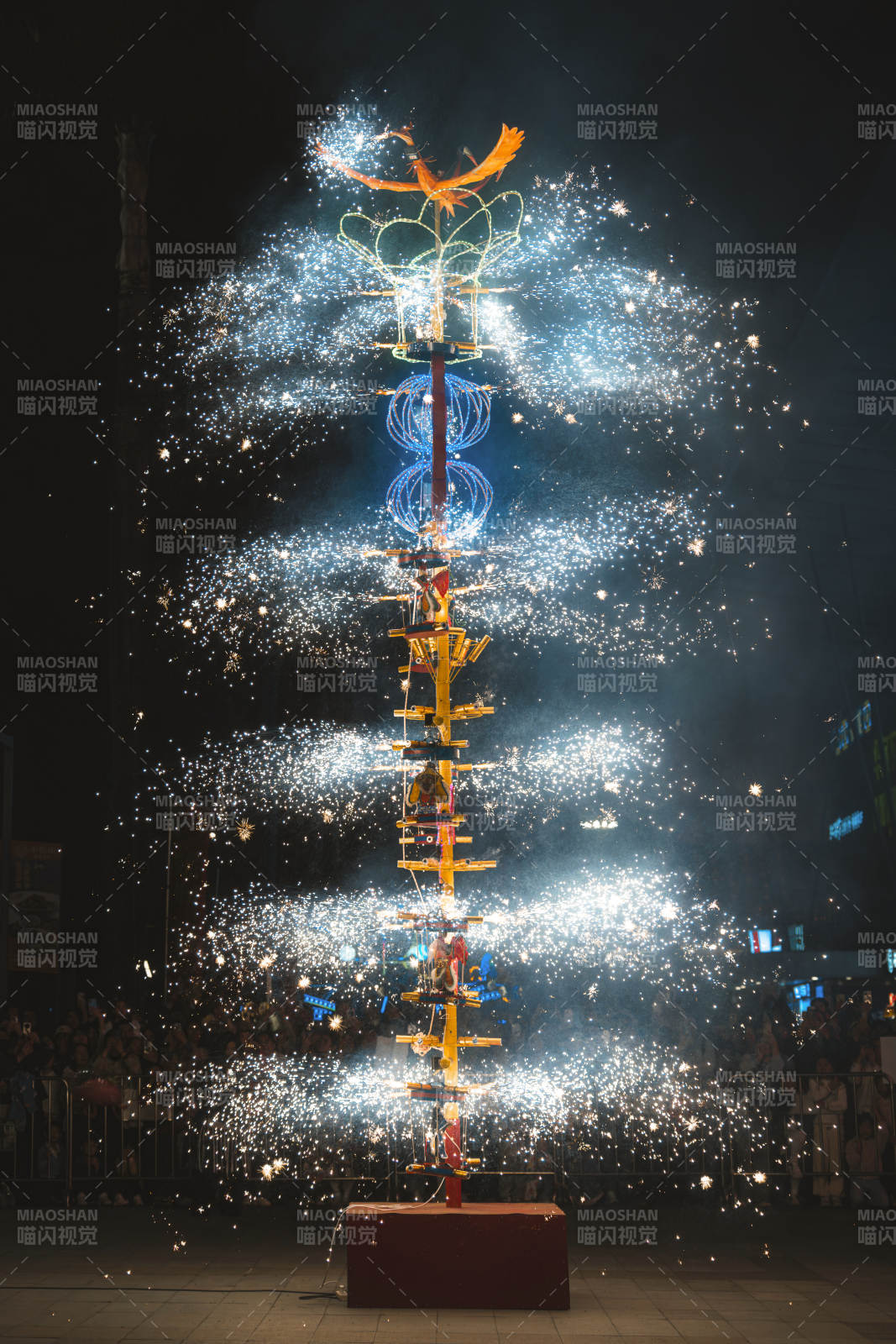 烟花塔绽放夜空图片