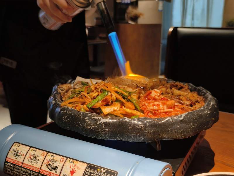 火焰炙烤石锅拌饭图片