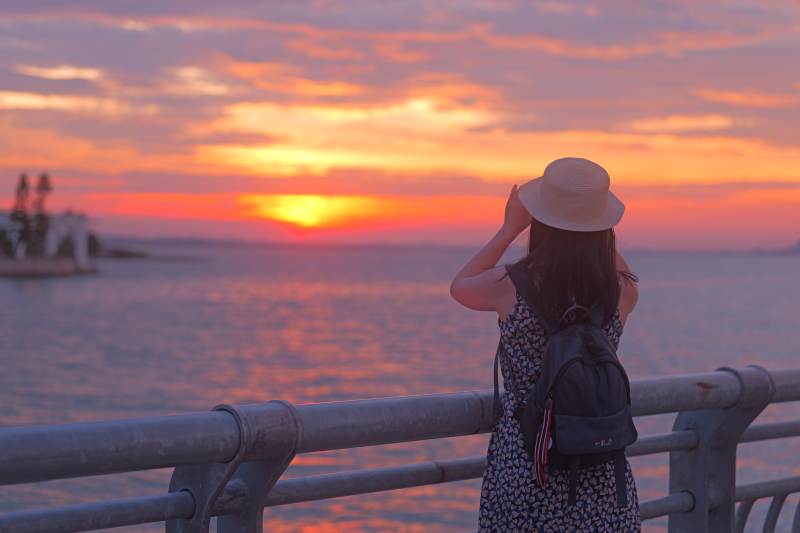 夕阳下的海边剪影（世纪晚霞）图片