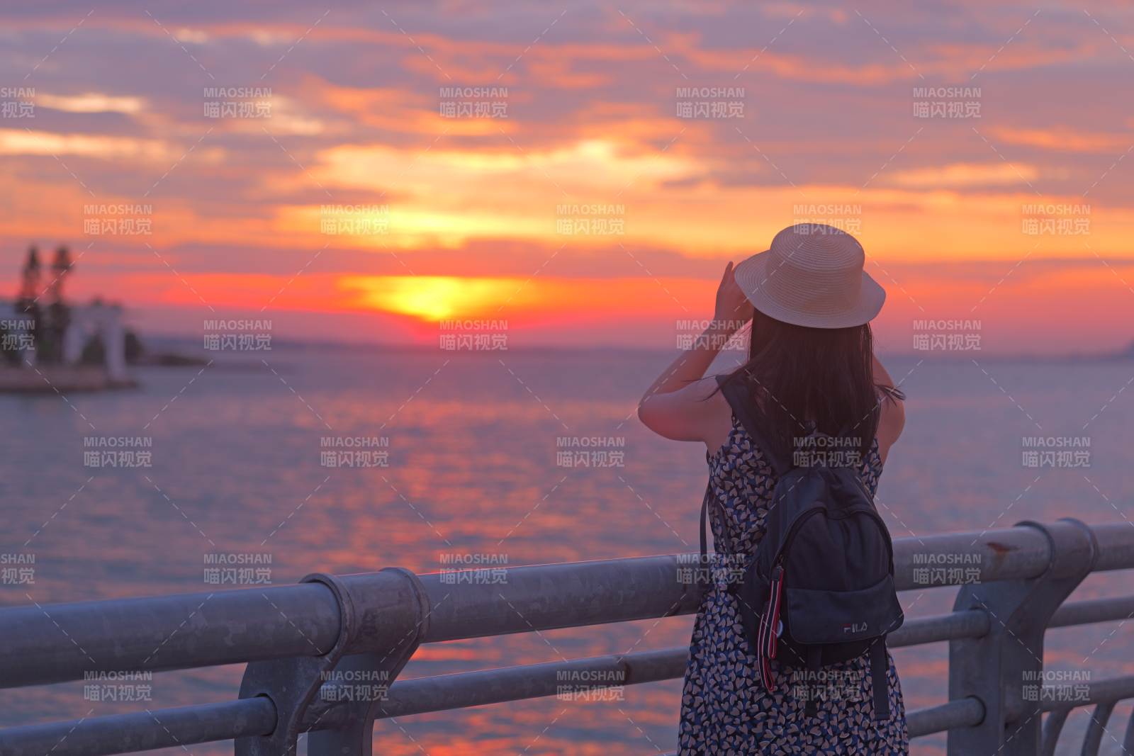 夕阳下的海边剪影（世纪晚霞）图片
