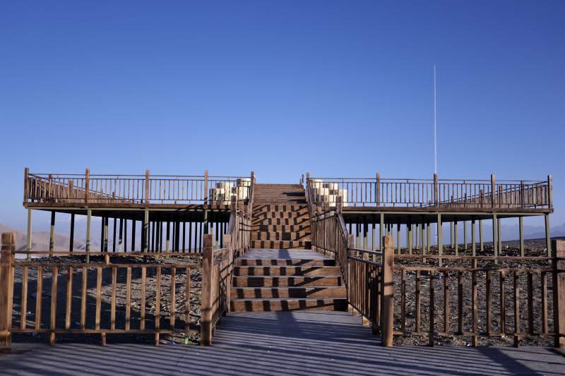 木栈道通向远方（路边的风景）图片